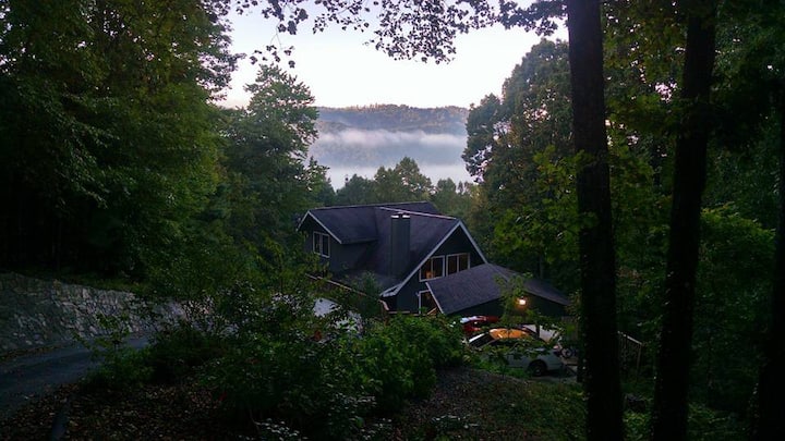 Cozy Mountain Hideaway With Hot Tub - Hendersonville, NC