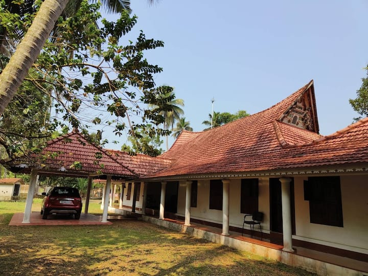 A Room In The Canal Side Heritage Haven - Chengannur