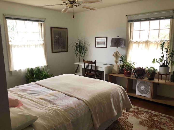 Garden View Bedroom In Quiet Home - Bucks County, PA
