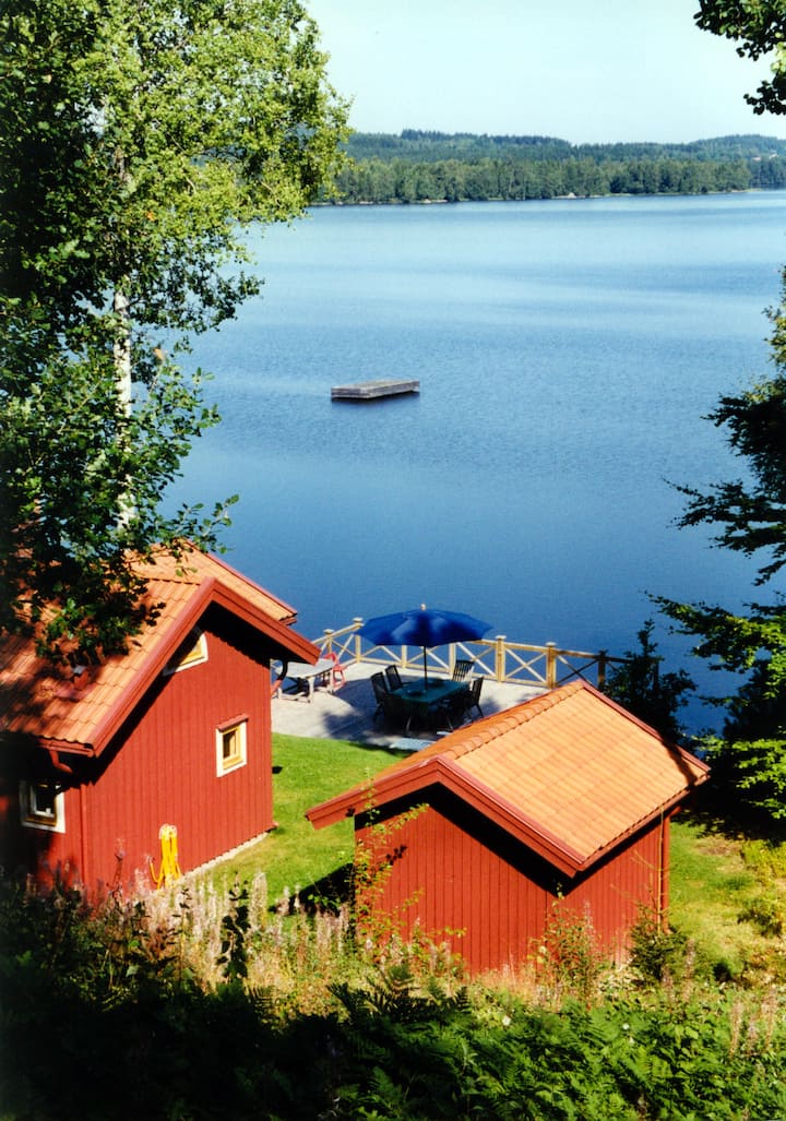 Sjöstuga direkt vid vattnet på skälsnäs herrgård vid helgasjön i småland - Alvesta