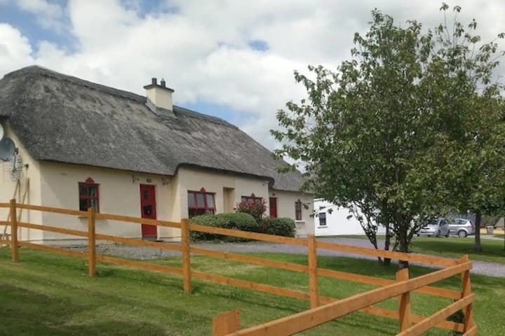 Traditional Cozy Thatched Cottage - 1.5km To Town - Killarney, Ireland