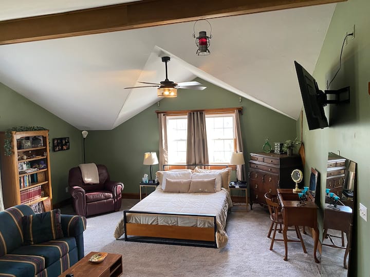 Curran’s Crossing-#1- Queen Bed Suite-private Ent. - Chagrin Falls