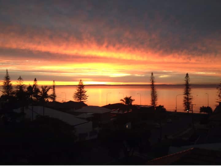 Private Unit Overlooking Moreton Bay - Redcliffe
