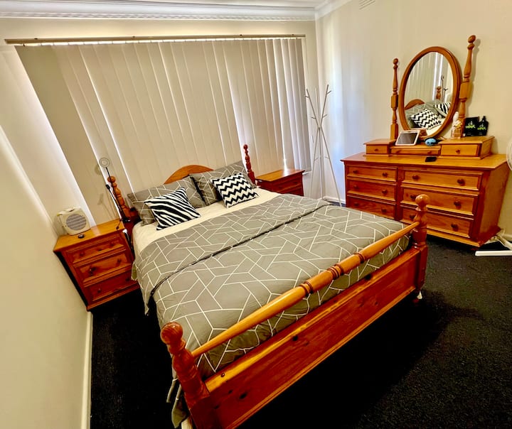 Spacious Cozy Private Room With Private Parking - Dandenong
