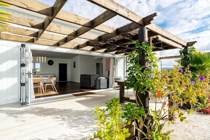 Tropical Oasis - Modern, Sunny, Fully Fenced Holiday Home With Beautiful Tropical Gardens - Mangawhai