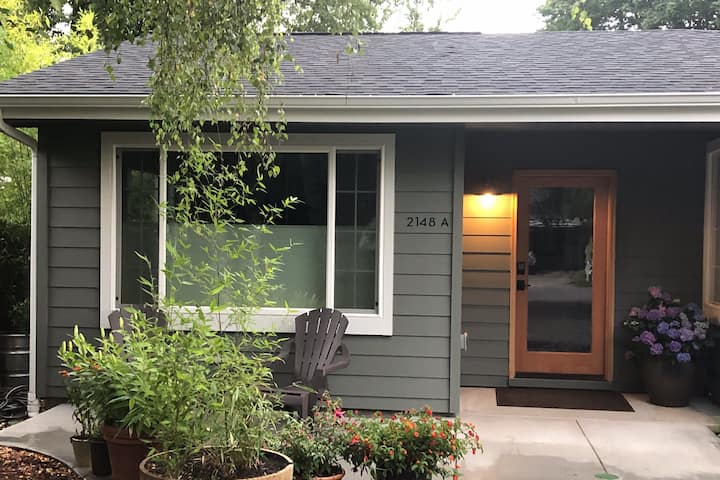 Peaceful, Modern &Conveniently Located Guest House - Eugene, OR