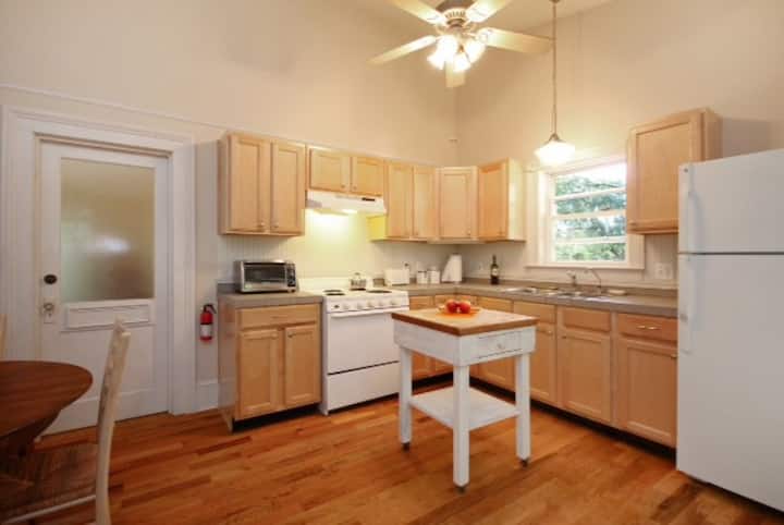 Furnished Apartment Walk To Downtown - Asheville, NC