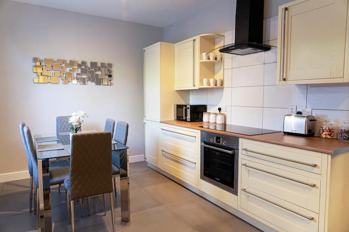 Modern Newly Refurbished 3 Bedroom House - Leeds Beckett University