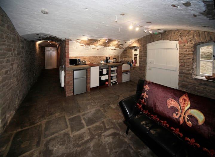 Unique Cellars At Priory Near Bristol With Parking - Bristol
