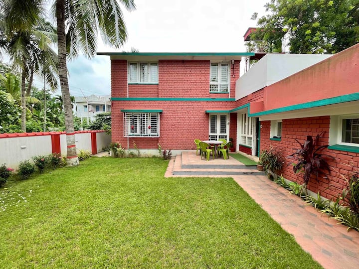 Cozy Red Brick Monsoon Cottage With Private Garden - Kolkata