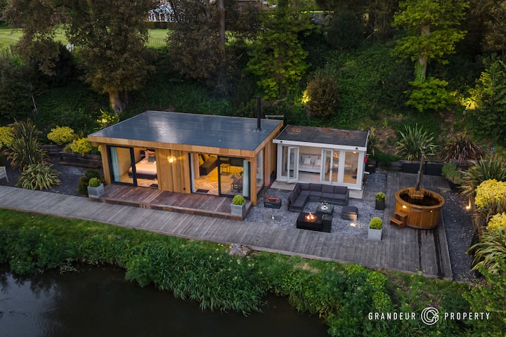 Modern Riverside Lodge With Hot Tub In Sopley - Christchurch, UK