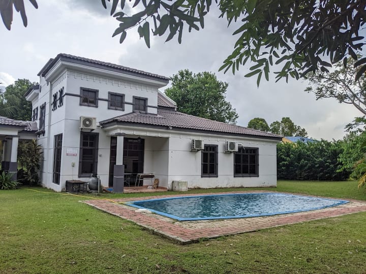 Serene Holiday Villa With Pool In A Quiet Enclave - Tampin