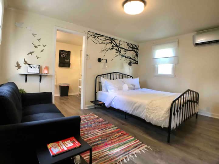 The Birds Nest - Stylish, Cozy Downtown Studio. - Indianapolis, IN