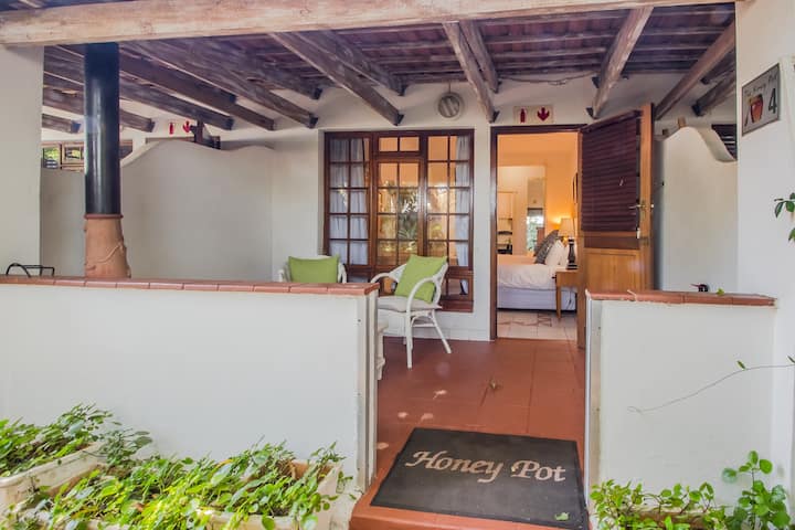 Honey Pot Guest House - King/twin Ensuite Room 4 - Umhlanga