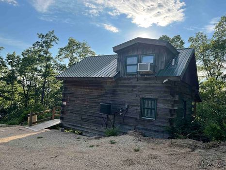 Looking for cabins near Savanna? Visit cozycozy!