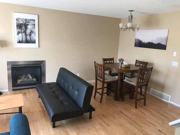 Cozy 3 Bdrm Home W/ac Close To Yyc/hwy Max6 Adults - Calgary