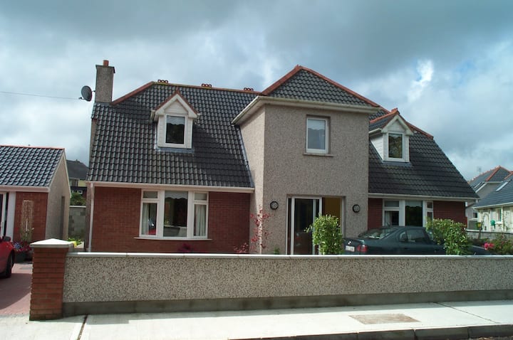 Watergrasshill (Twin Room) Max Occupancy 2 People - Fermoy