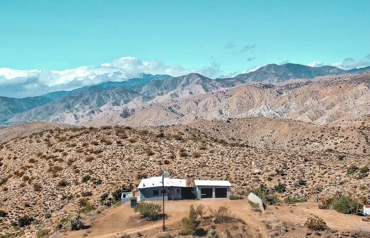 The Outpost · Hot Tub, Mountain Views, Location! - Yucca Valley, CA