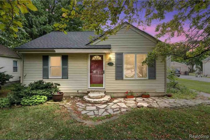Peaceful Rochester Home, Quiet And Charming! - Troy, MI
