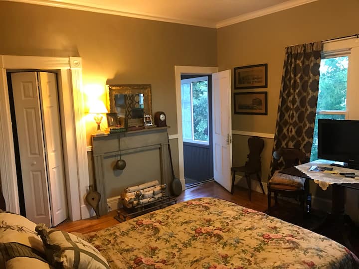 Room In Victorian House - Springfield