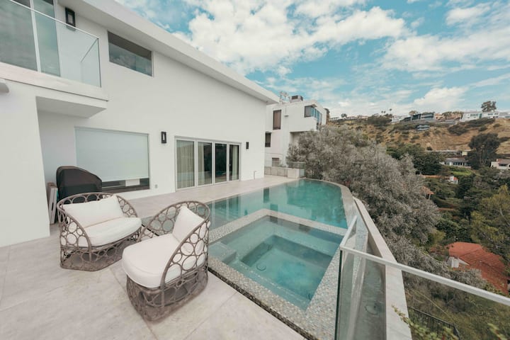 Exclusive Hillside Hideaway-private Room - West Hollywood, CA