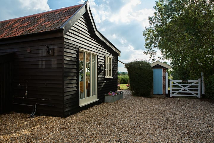 One Bedroom Barn With Open Plan Living Area, Private Patio/garden,great Sunsets - Norfolk