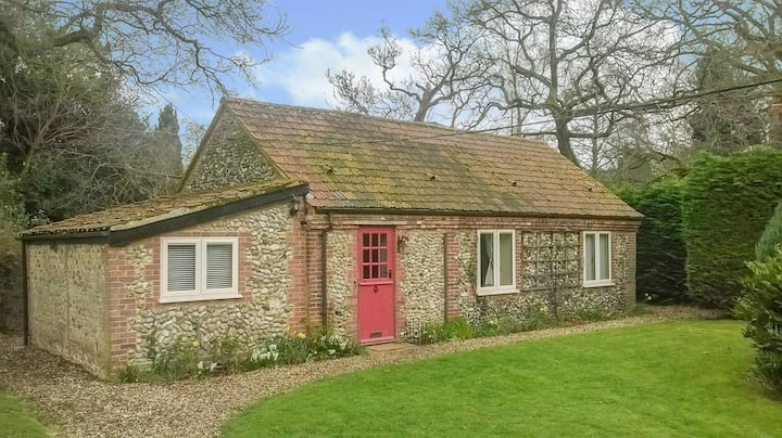 Cosy Flint Cottage In Sunny S/w Garden With Stream - Holt