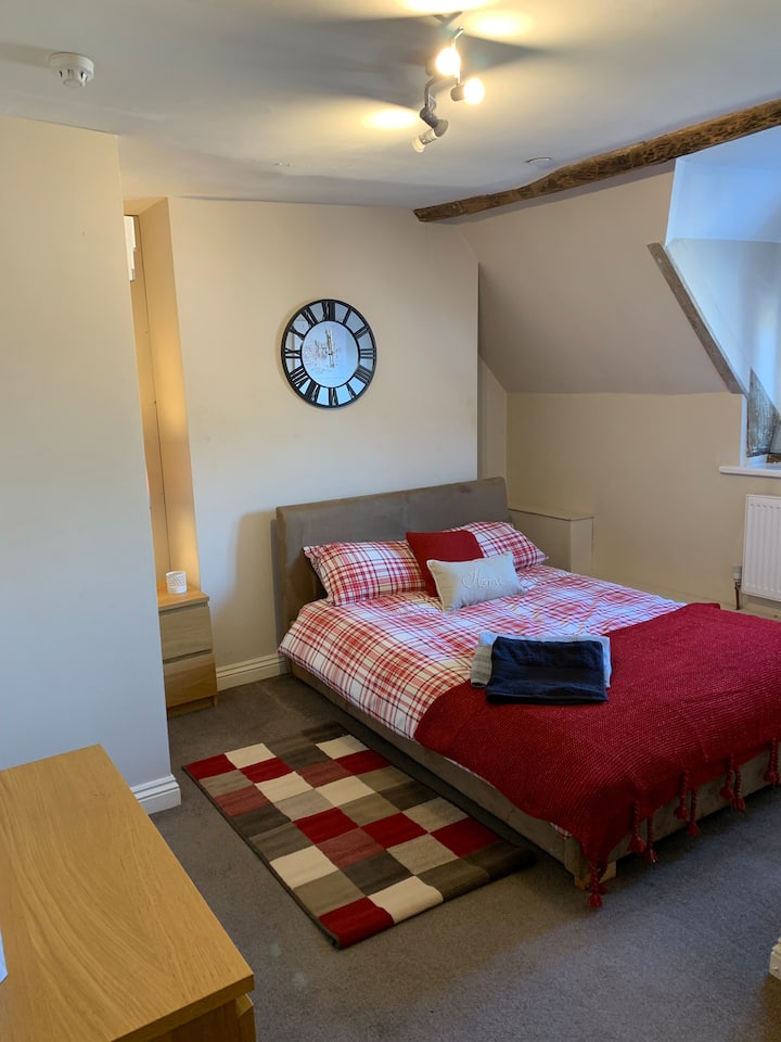 Studio Double With Own Bathroom Shared Kitchen - Stourport-on-Severn