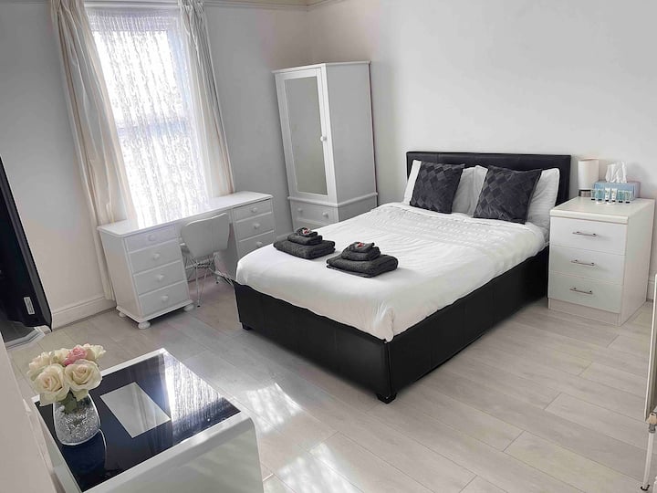 Bright, Modern & Clean Bedroom In A Family Home. - Boscombe
