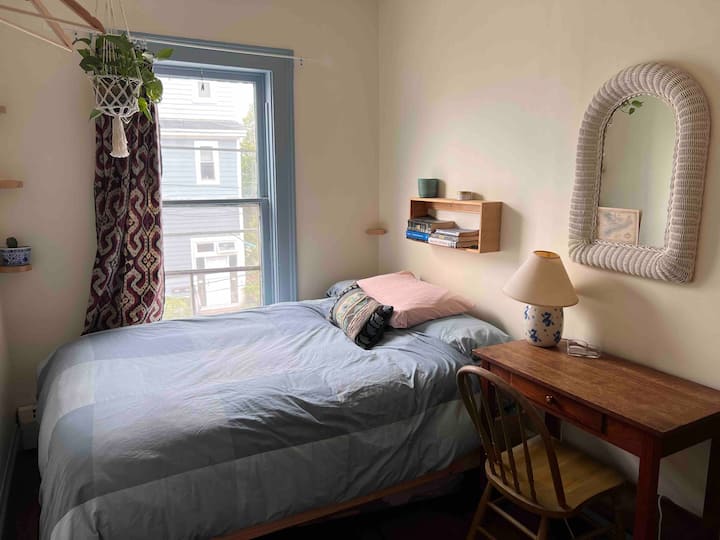 Cozy Lil’ Bedroom In The North End - カナダ ハリファックス