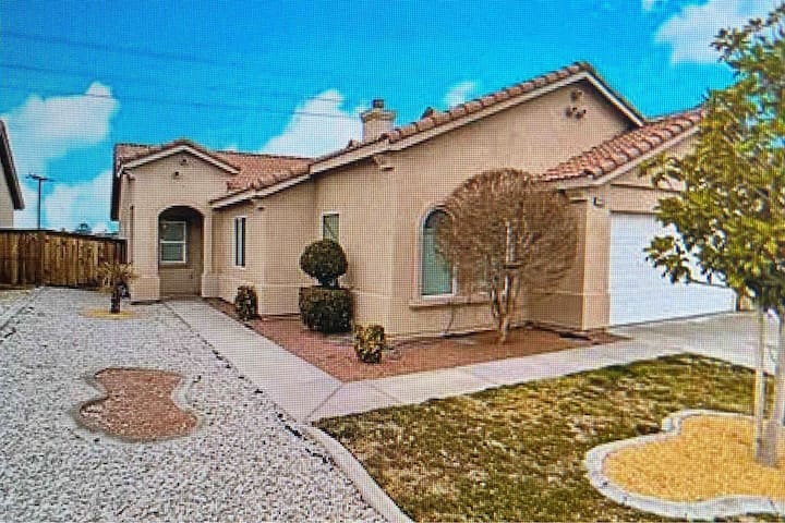 Dee’s House - Victorville