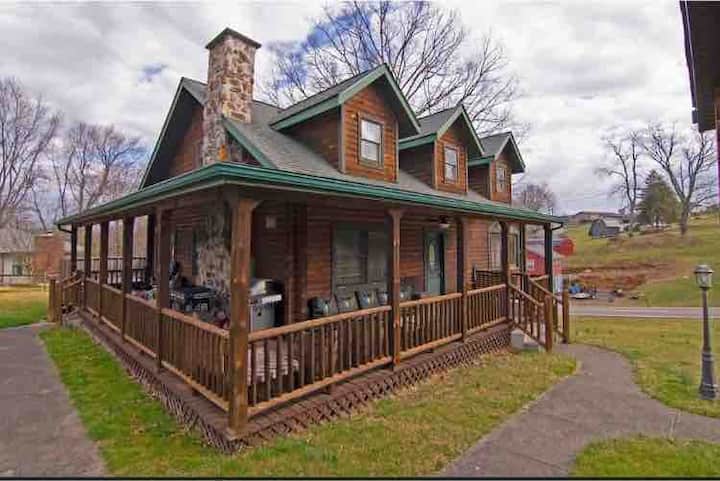True Log Home, Small Town Vibe - Fayetteville, WV