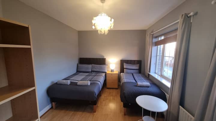 3 Clean Bedrooms Near Airport & City Centre (5ppl) - Ashbourne