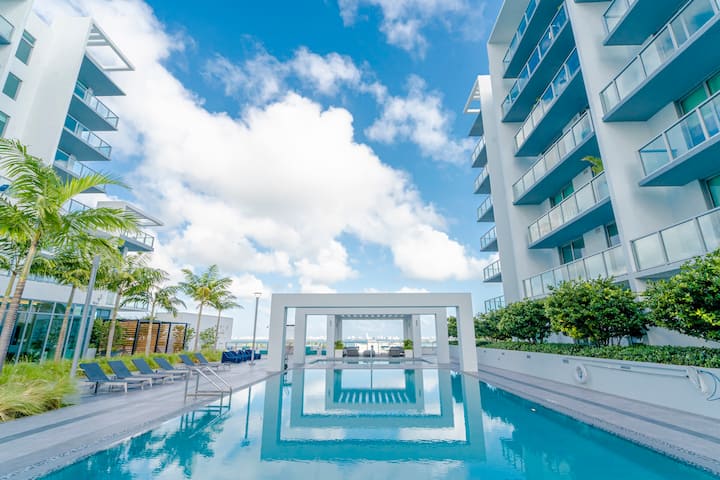 Design District Condo With Parking, Pool And Gym - Miami Lakes, FL