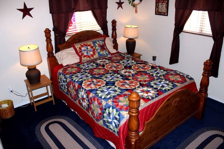 Cozy Queen Bed - Corrales, NM