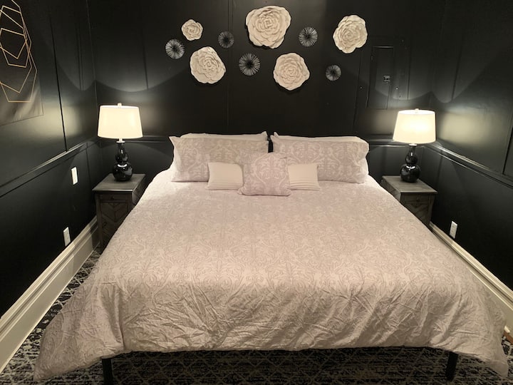 Romantic Black & White Apartment, 1 Bedroom - Lake Morris, KY