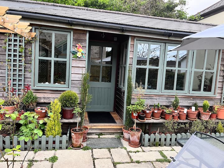 Freda's Cabin And Patio. Tr16 6hj - Redruth