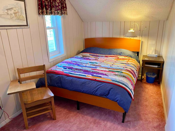Cozy Room In “Quirky” Home - North Dakota