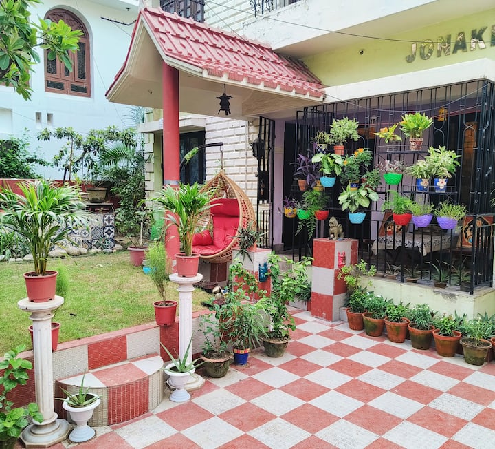 Vintage Styled Apartment With Retro Bar And Garden - Howrah