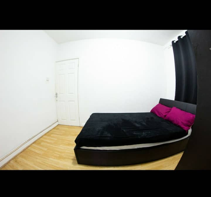 Close To Bermondsey Station And So Many Shops - Moffat