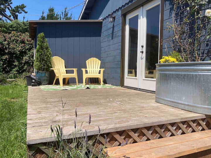 Lovely Garden Studio With Private Deck And Pond! - McKinleyville, CA