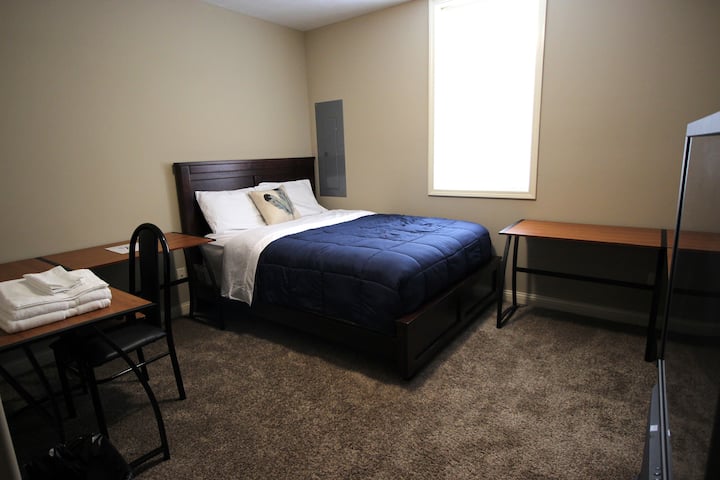 Cayuga Suite: Private Bedroom/bathroom In House - Champaign, IL