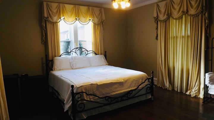 Queen Room 3.5 Within The Tolliver Manor - Cumberland Gap, TN