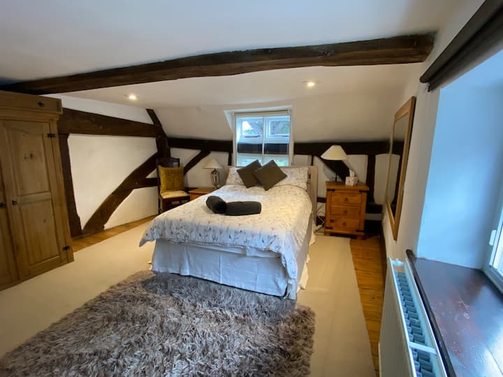 Charming 16th Century Cottage - South Downs