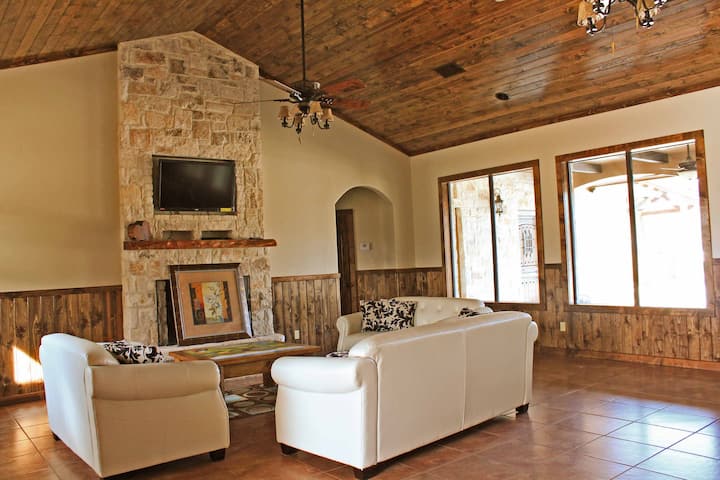 Los Arcos-amazing Home With Pool - Concan, TX