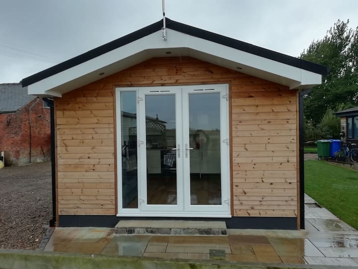 Lodge No. 7 Is A Self Contained 2 Bedroom Cabin - Hull
