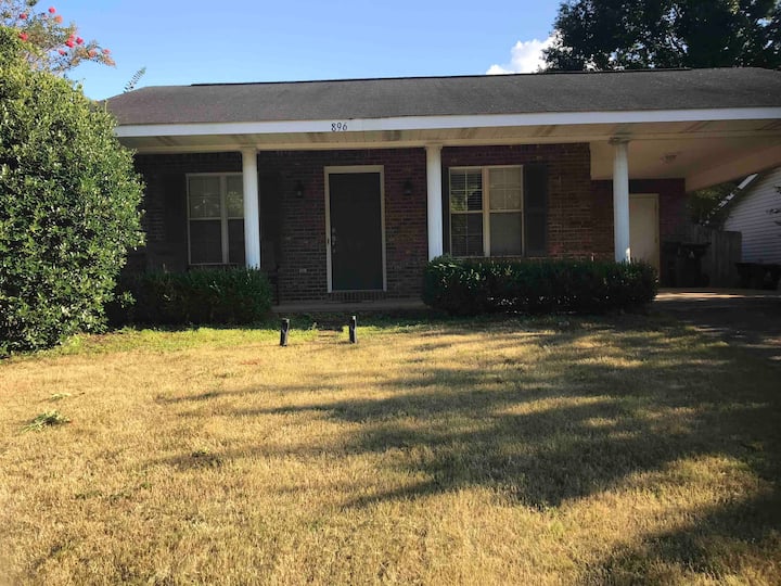 Cozy 2 Bedroom House With Fenced In Backyard. - The Preserve, Auburn