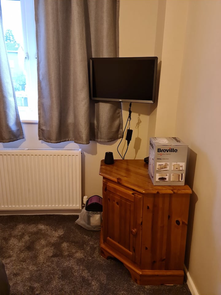 Welcome To One Bedroom, Ensuite, Tv, Free Parking - Chippenham