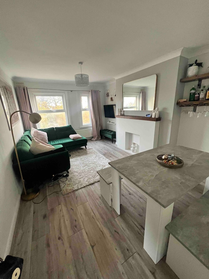 Spacious Two Bed Apartment In Crystal Palace - Beckenham