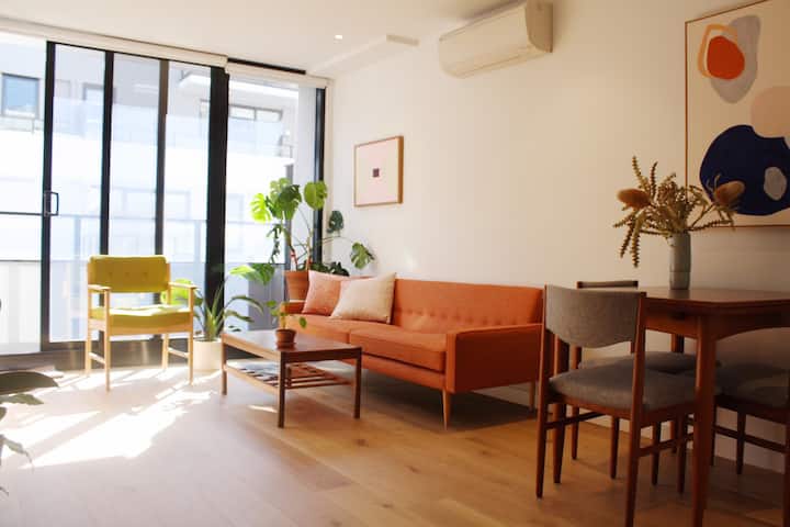 Sunny Modern Apartment With Mid-century Comfort - Brunswick